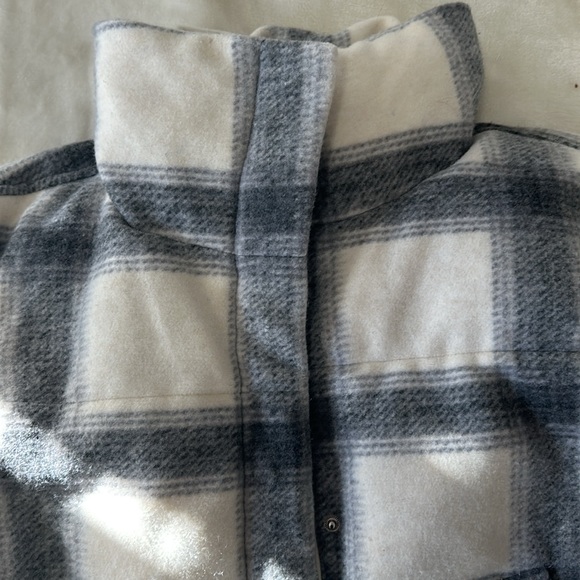 ANERCROMBIE MINI PUFFER W MOCK NECK ZIPPER AND BUTTONS. VERY WARM SIZE MEDIUM - Picture 3 of 5